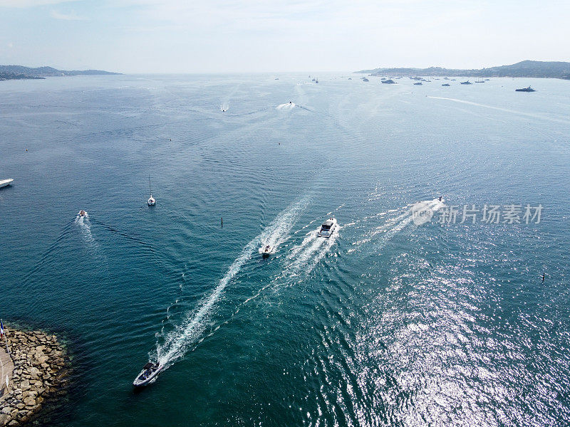 法国普罗旺斯，法国里维埃拉，圣特罗佩湾的蓝色海水和格里莫德港和科戈林港附近的帆船鸟瞰图