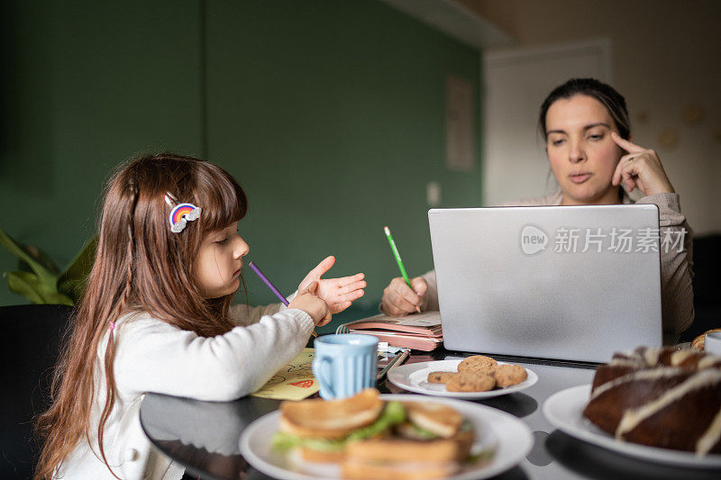 妇女工作，女儿学习，一起在家吃早餐