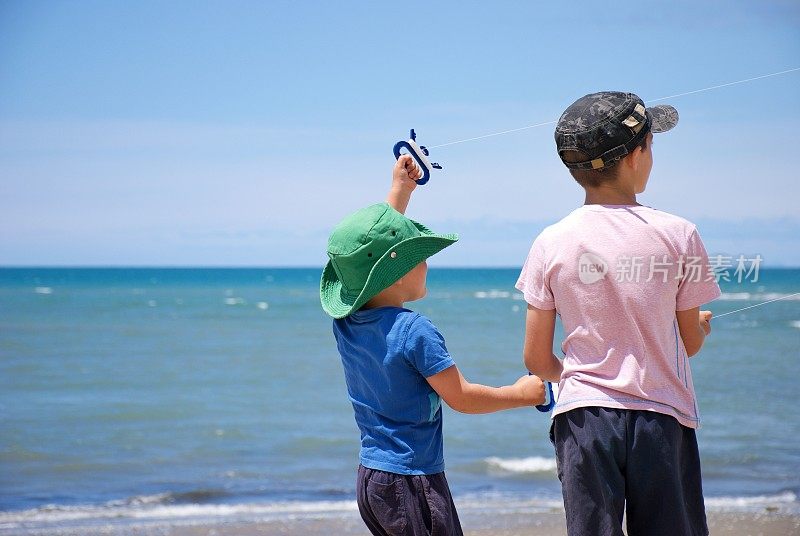 小男孩们一起放风筝