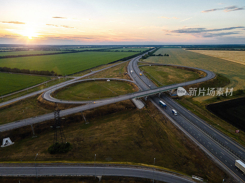 日落时分的路口。鸟瞰图