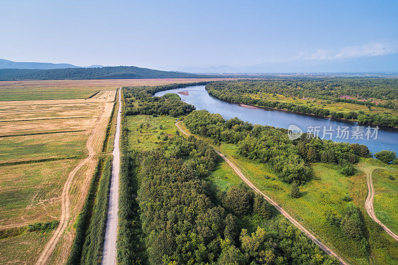 用无人机拍摄的乡村风景，包括道路和河流