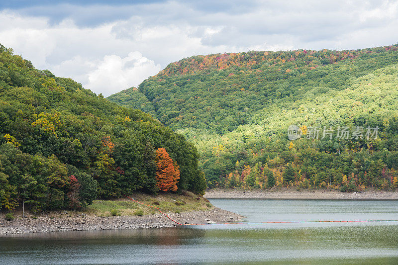 阴天里，宾夕法尼亚州阿勒格尼河水库的秋景