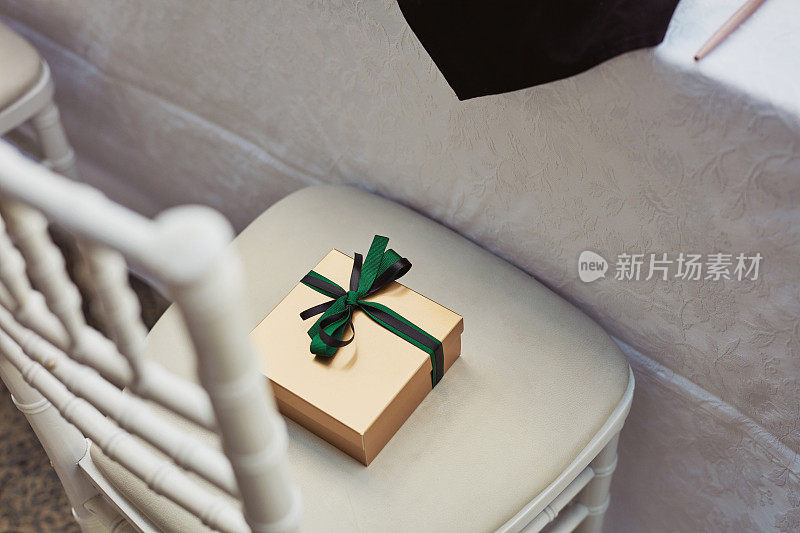 在婚宴上，一个礼品盒放在椅子上