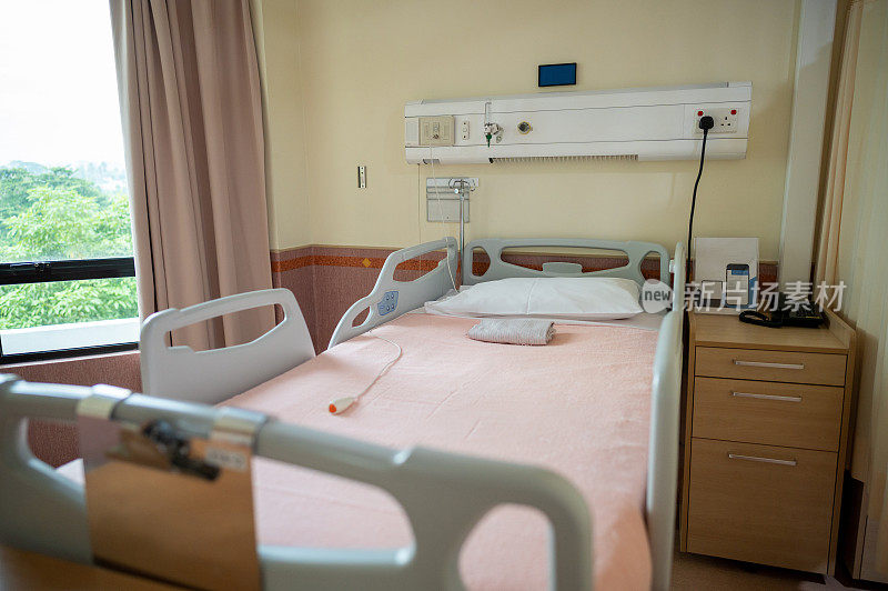 空的病房里有床和舒适的医疗设备