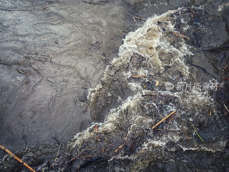 雷雨中河水泛滥