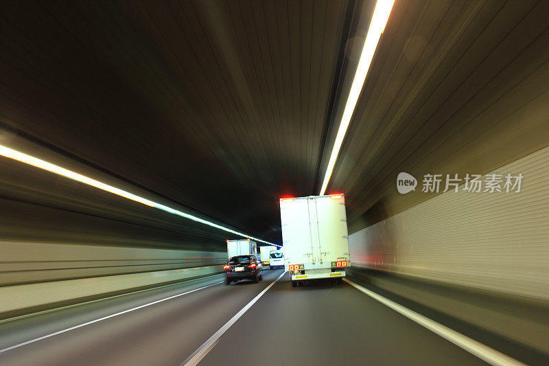 卡车开过公路隧道
