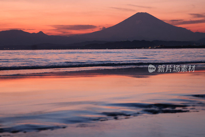 日落海滩上的富士山剪影