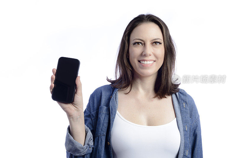 一名年轻女子在镜头前展示手机屏幕