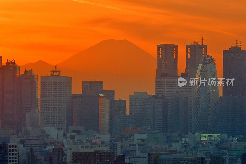 富士山和东京的天际线:日落后的黄昏