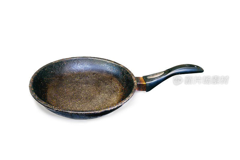 旧的使用，深受喜爱的老式煎锅孤立在白色背景。