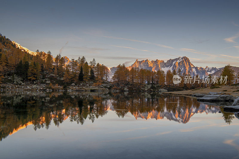 日出时的达比湖与勃朗峰的倒影，秋天的色彩-奥斯塔-意大利