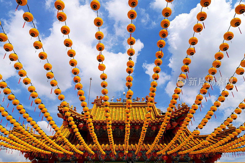 中国农历新年庆祝活动之前更换灯笼内