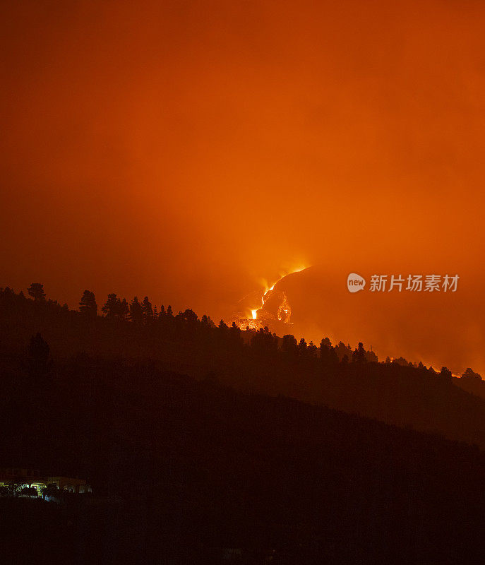 康伯利维亚火山爆发。火山锥和火山炸弹在晨曦中爆炸。