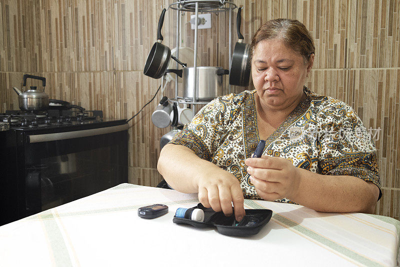 拉丁妇女在家检查血糖水平