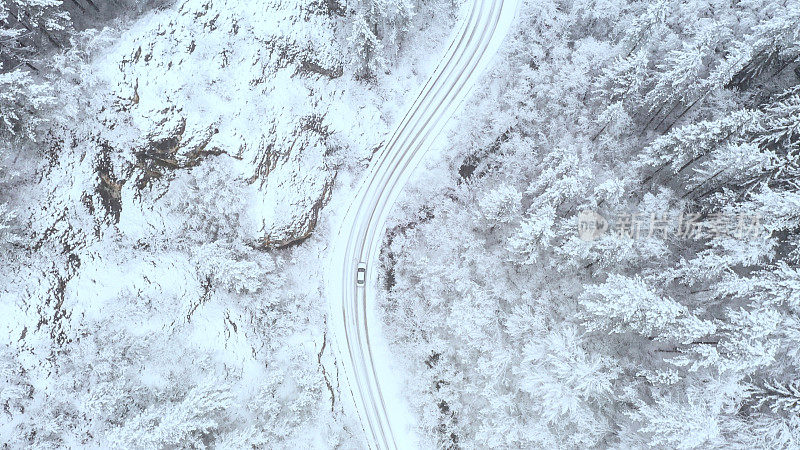 汽车在冬天的乡村道路上行驶