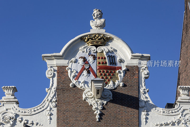 阿姆斯特丹一条运河边一栋装饰精美的房子的正面