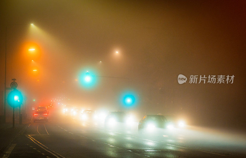 夜间浓雾中的车辆