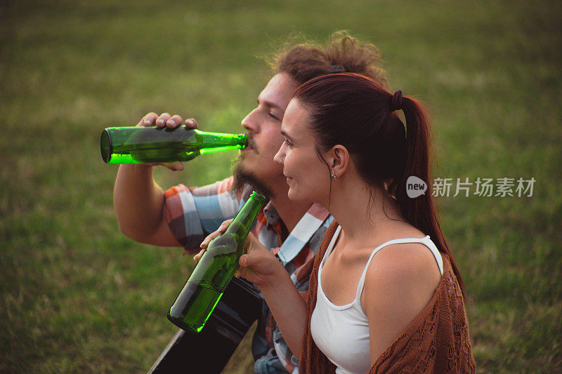 一对年轻夫妇的夏日约会