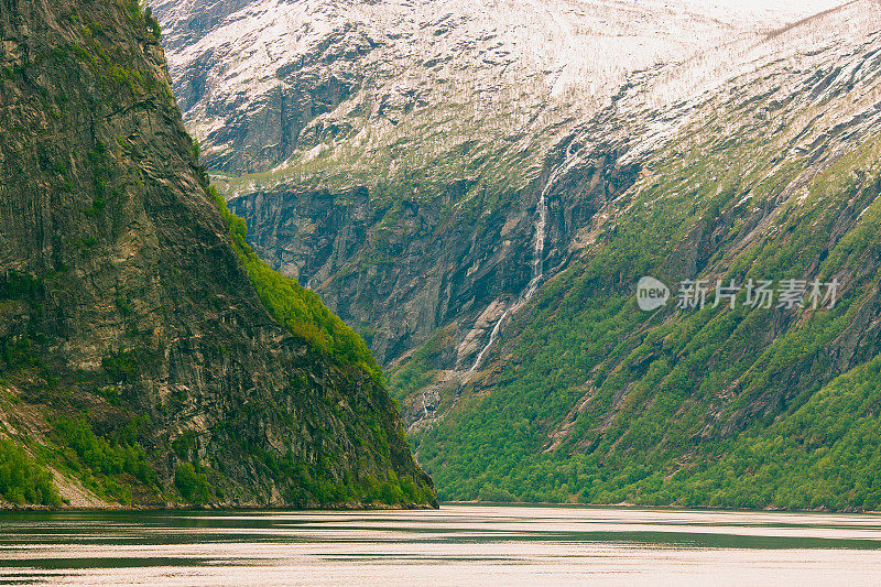 风景如画的Geiranger峡湾。挪威旅游目的地。春天的假期。美丽的北自然。去斯堪的纳维亚体验旅行。在山探险。挪威的风景。雪在山上。打破