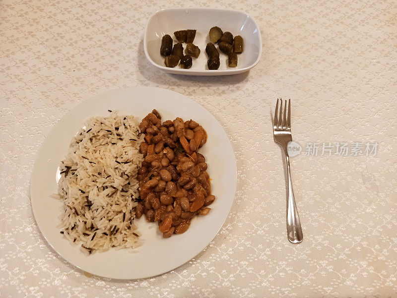 英国，苏格兰，格拉斯哥，供应棕豆米饭肉饭和康沃尔泡菜