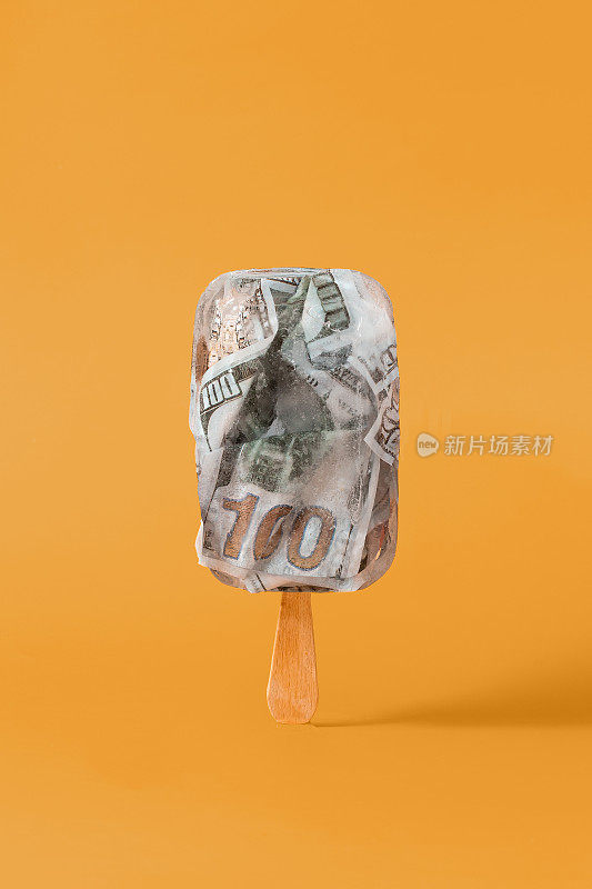 花钱买冰淇淋的概念。浅色背景的美元钞票