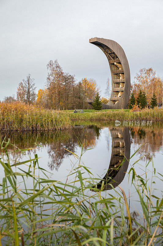立陶宛Kirkilai湖公园的标志性月亮形状的瞭望塔是秋天的风景