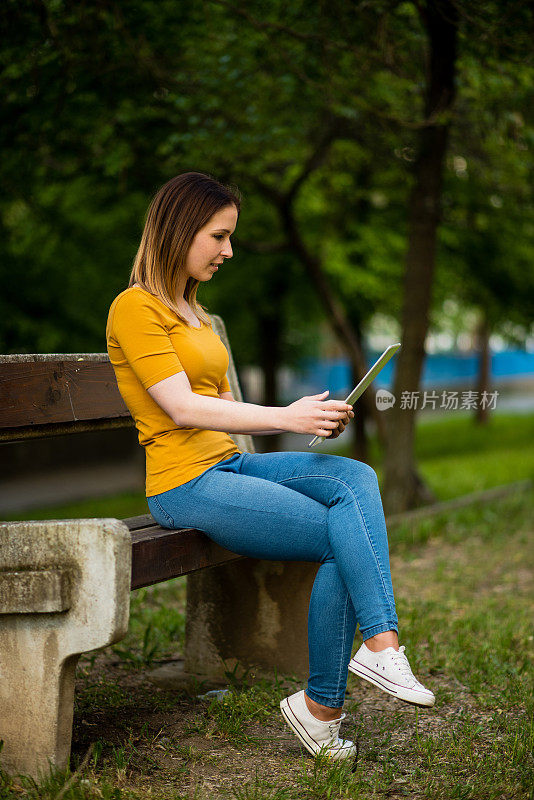 女性在城市中使用数码平板电脑