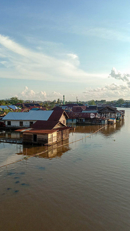 Banjarmasin河岸上的房子
