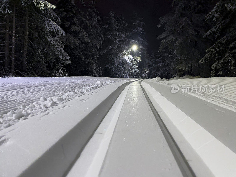 在夜间看到的越野滑雪轨道