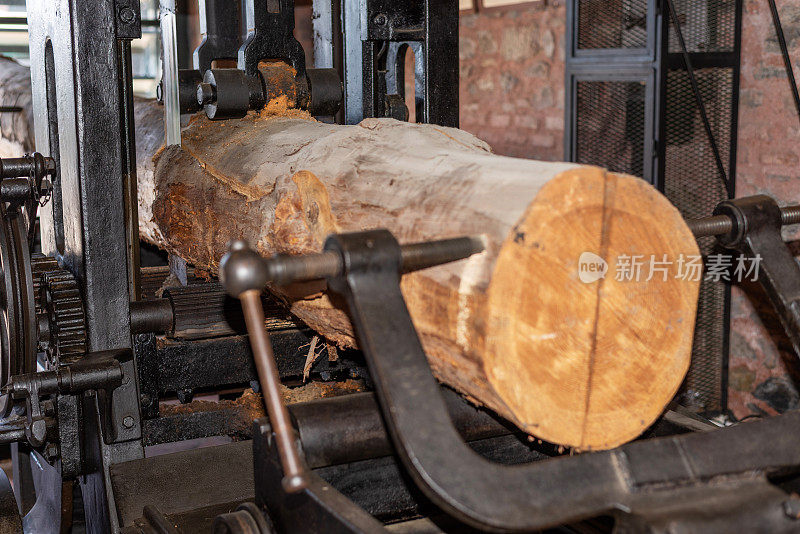 老锯木厂正在砍树干