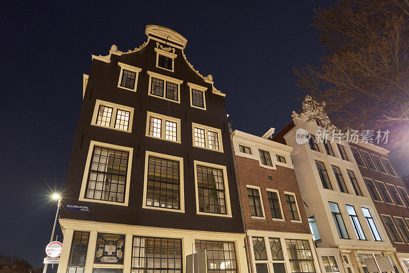 阿姆斯特丹运河夜晚的房屋