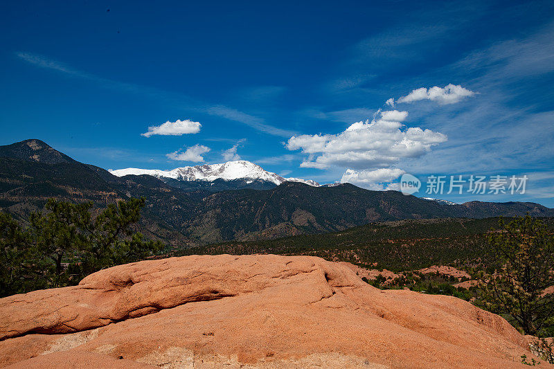 众神花园南面的砂岩形成，向西望派克峰。