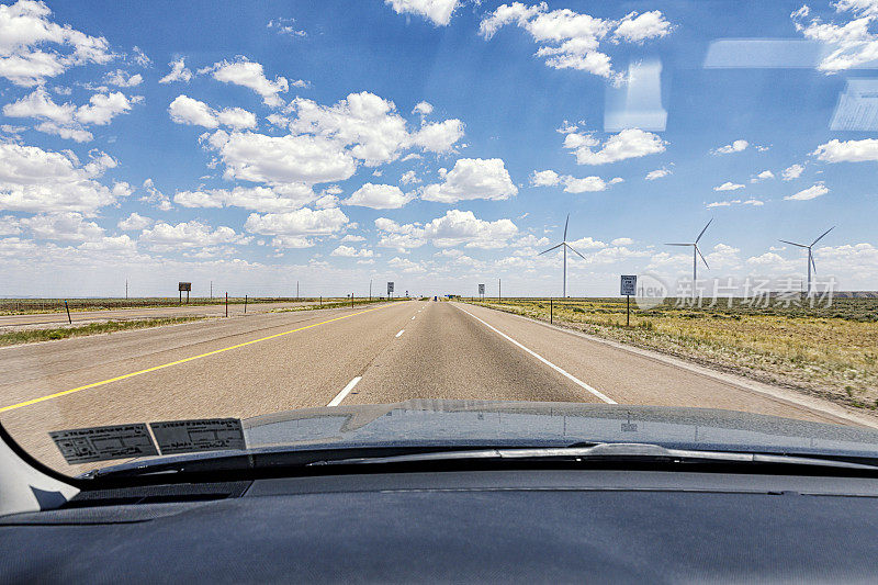 美国怀俄明州80号州际公路上的汽车司机视角