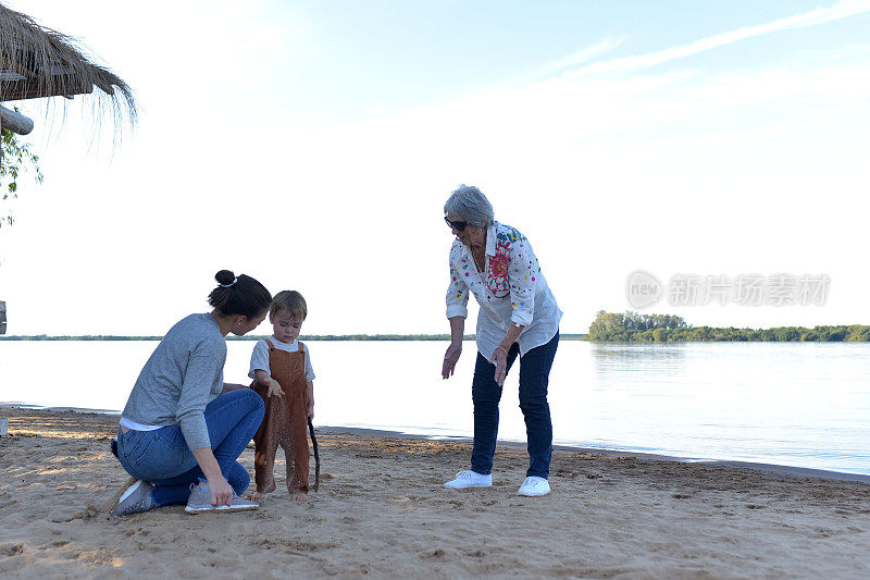 奶奶和她的女儿、孙子在海滩上