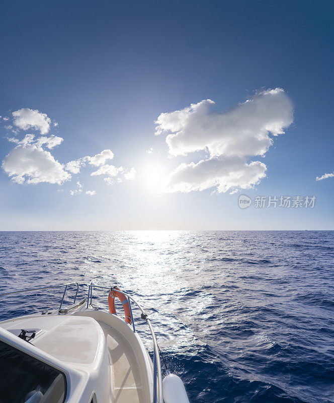 游艇航行在碧海蓝天，夏日度假天堂