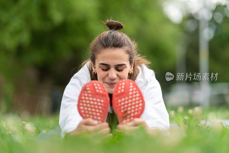 闺蜜在户外放松锻炼