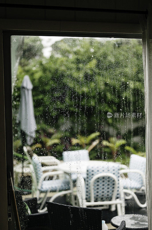 暴雨打在天井门的大窗户上，热带佛罗里达的家有恶劣的天气