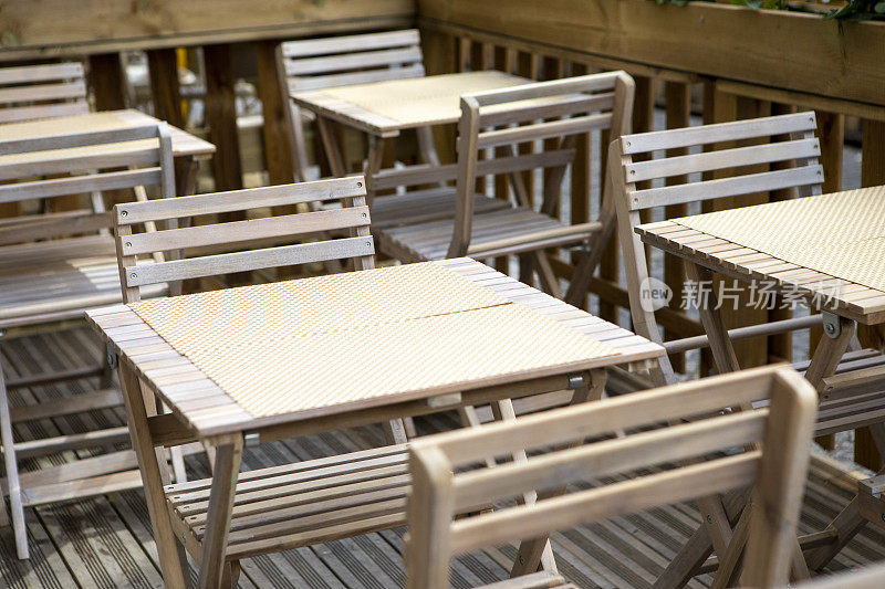 咖啡馆外空荡荡的桌椅