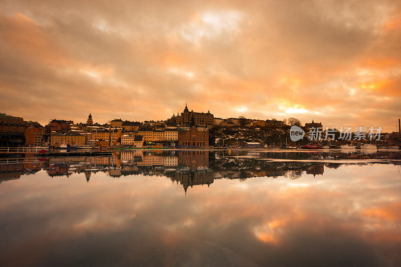 在日落时俯瞰河流，Djurgarden，斯德哥尔摩，瑞典，斯堪的纳维亚，欧洲。