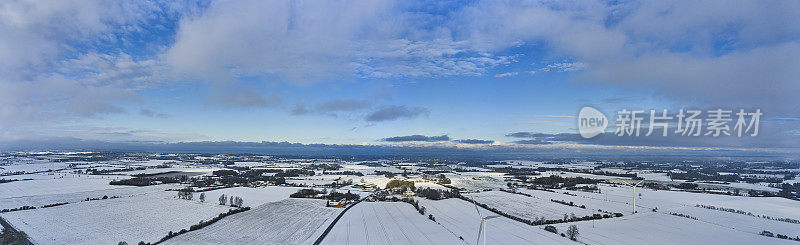 大雪覆盖的农村地区