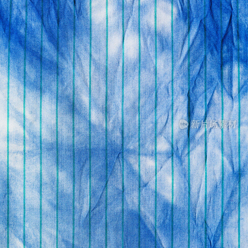 手工制作的Shibori蓝色抽象图案在丝绸上