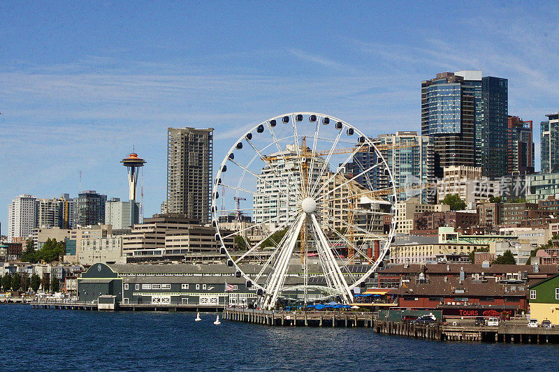 西雅图海滨的摩天轮，背景是太空针塔