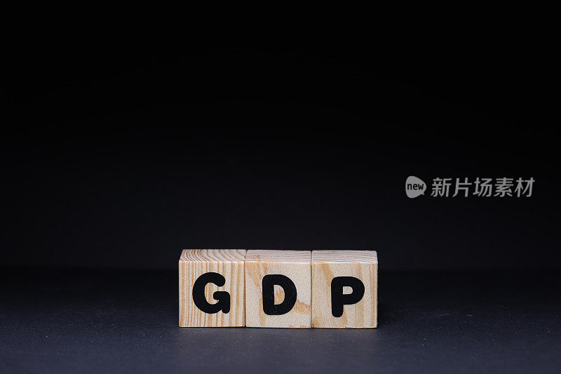 GDP字木制方块在黑色背景