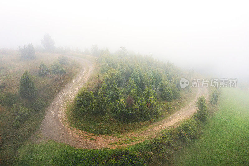 雾中的山路土路