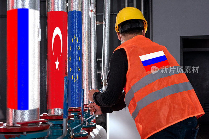 图为俄罗斯技术人员打开经土耳其输往欧洲的天然气管道阀门。