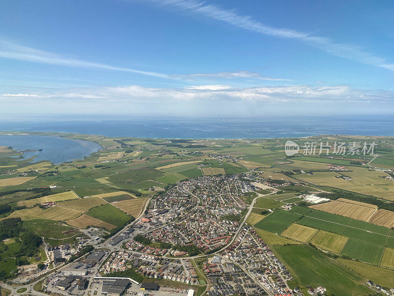 挪威斯塔万格市的鸟瞰图。海滩海岸线，有人居住的岛屿，农业用地和城市中心建筑都可以看到