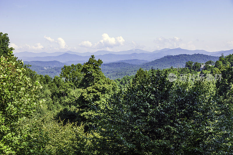 北卡罗来纳斯莫克山脉的夏日美景。斯莫基山脉始于美国东南部田纳西州和北卡罗来纳州的边界