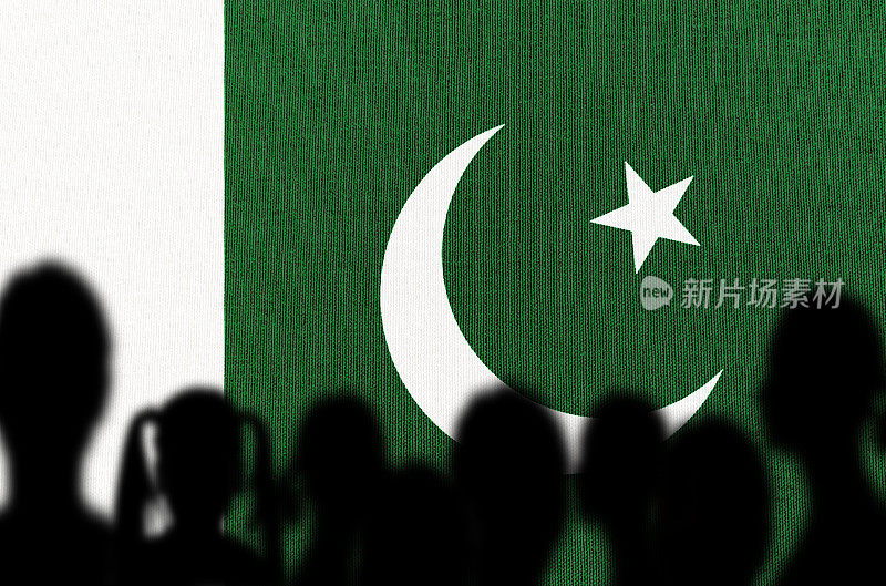 举着巴基斯坦国旗的剪影