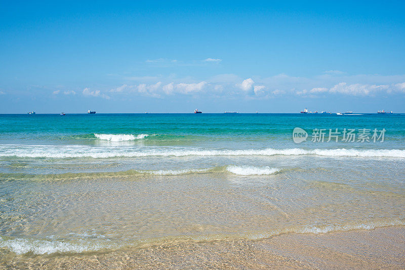 蓝绿色地中海的最东端――微风和柔和的海浪来到以色列海岸线上的沙滩上