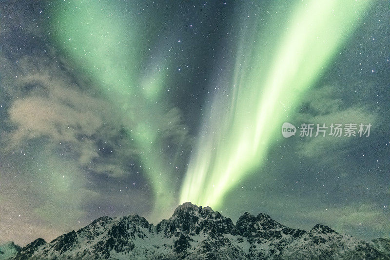北极光，冬季挪威北部罗浮敦群岛上空的北极光
